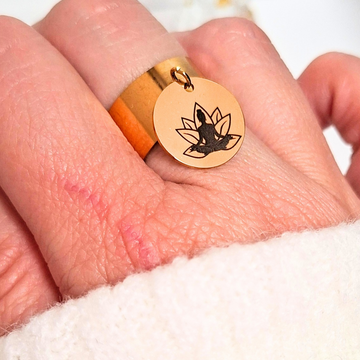 Bague dorée mantra crois en toi + lotus sur main