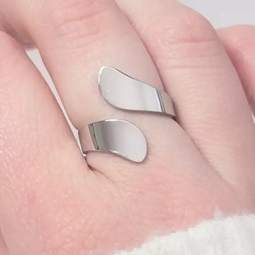 Bague ajustable argentée en acier inoxydable, design minimaliste ouvert, portée au doigt d’une femme