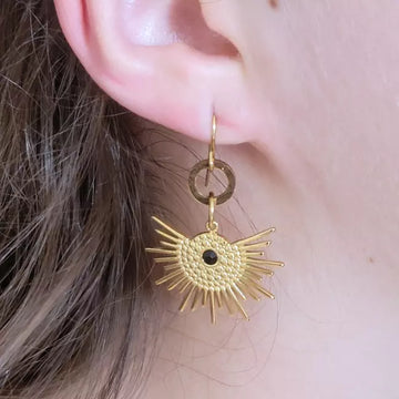 Boucles d’oreilles pendantes soleil doré en acier inoxydable avec pierre noire – style bohème chic