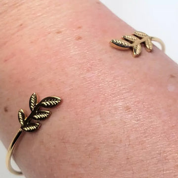 Bracelet jonc doré femme avec motifs feuilles d’olivier en acier inoxydable