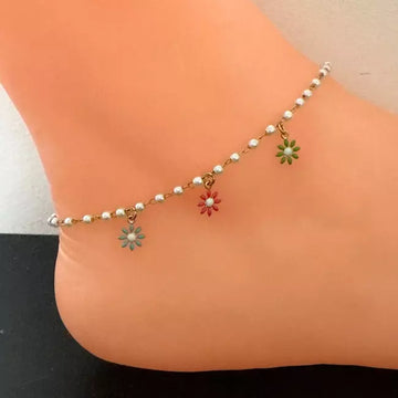 Chaîne de cheville dorée avec perles blanches et pendentifs fleurs émaillées colorées, bijou femme