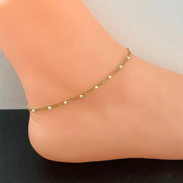 Chaîne de cheville femme en acier inoxydable doré avec petites perles blanches