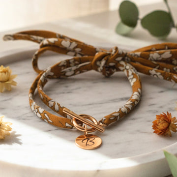 bracelet liberty à nouer personnalisable avec initiale dorée en acier inoxydable