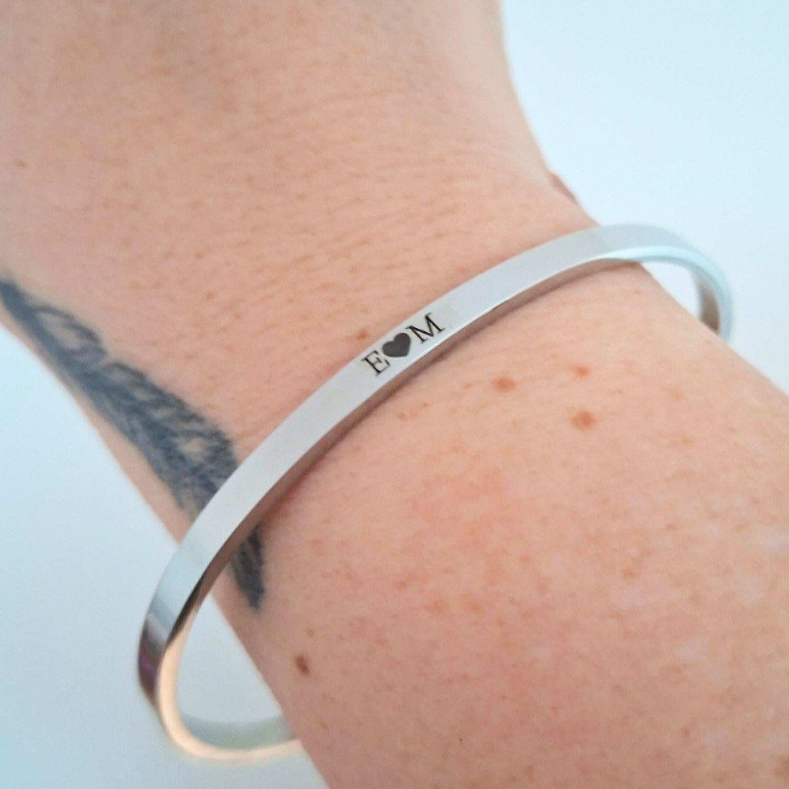 Bracelet jonc personnalisé en acier inoxydable – Deux initiales & cœur