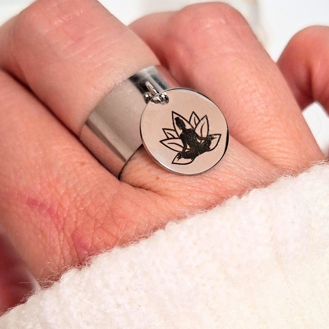 Bague dorée mantra crois en toi + lotus sur main