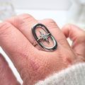 Bague argentée en acier inoxydable étoile du nord portée sur la main