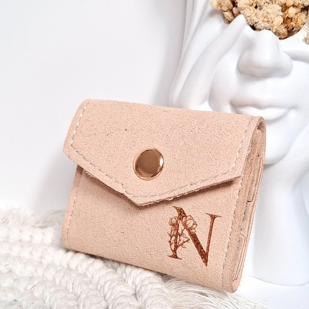 Pochette à bijoux beige personnalisée avec initiale gravée au laser Belatika