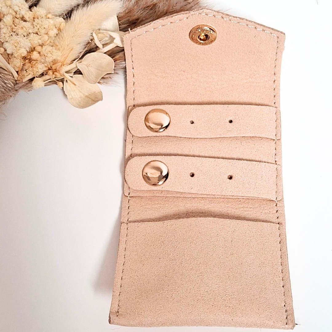 Pochette à bijoux beige personnalisée avec initiale gravée au laser Belatika