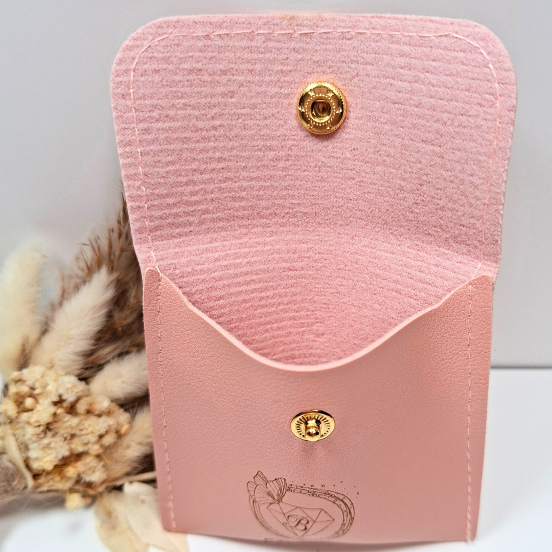 Pochette à bijoux Belatika rose poudré – écrin élégant en simili cuir gravé, idéale pour offrir ou ranger ses bijoux