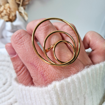 Grosse bague spirale dorée XXL en acier inoxydable portée sur la main