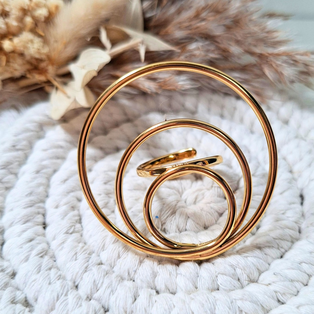 Grosse bague spirale dorée XXL en acier inoxydable portée sur la main
