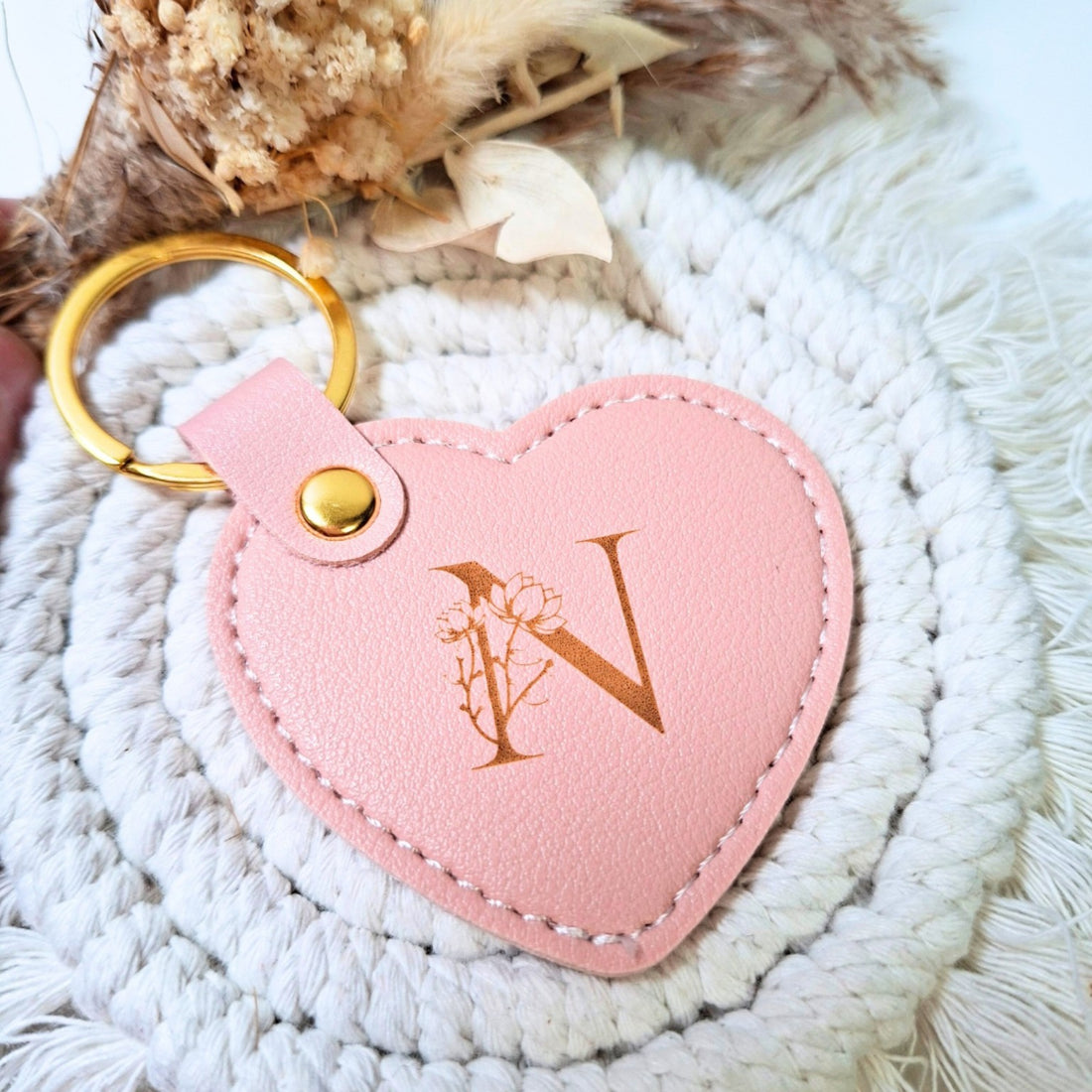 Porte-clés cœur rose personnalisable avec initiale dorée sur simili cuir