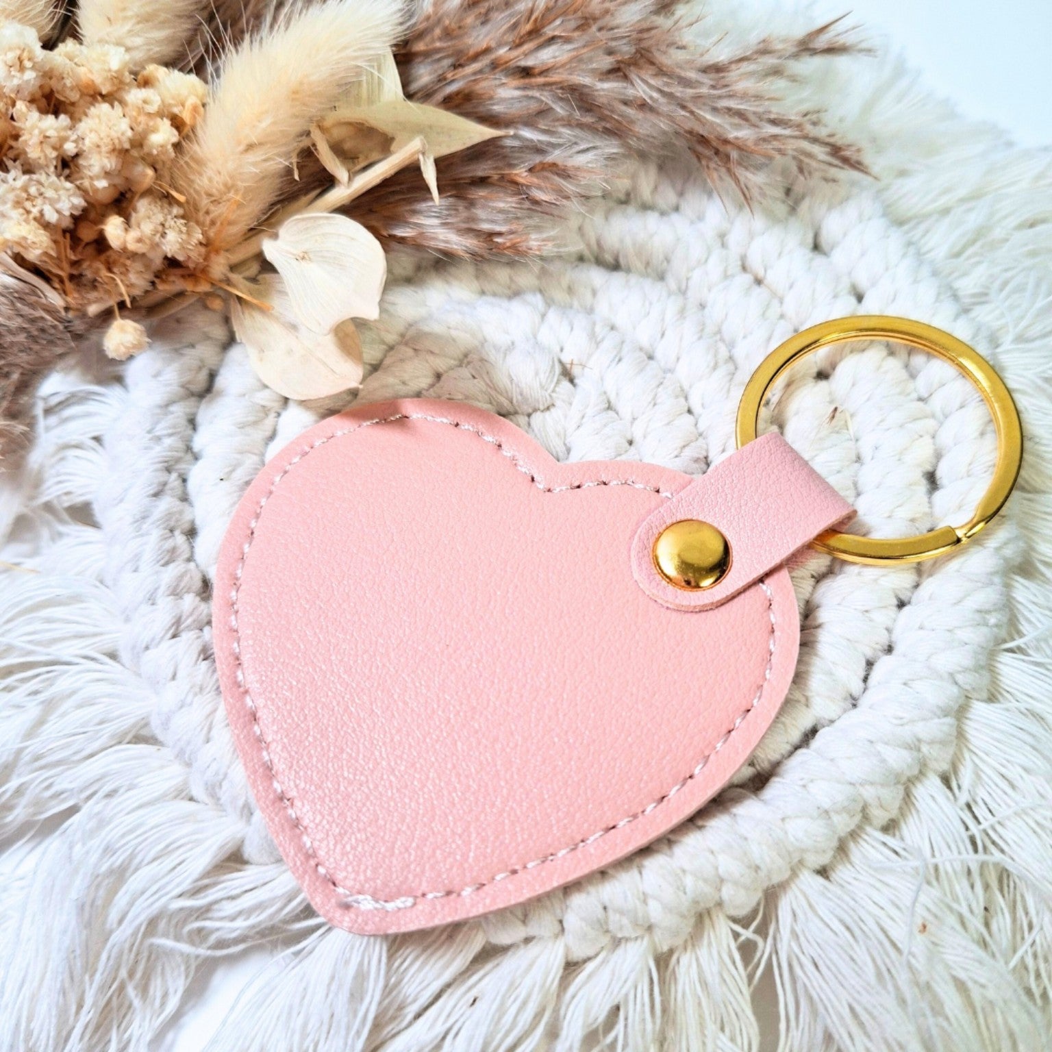 Dos du porte-clés cœur rose en simili cuir avec anneau doré
