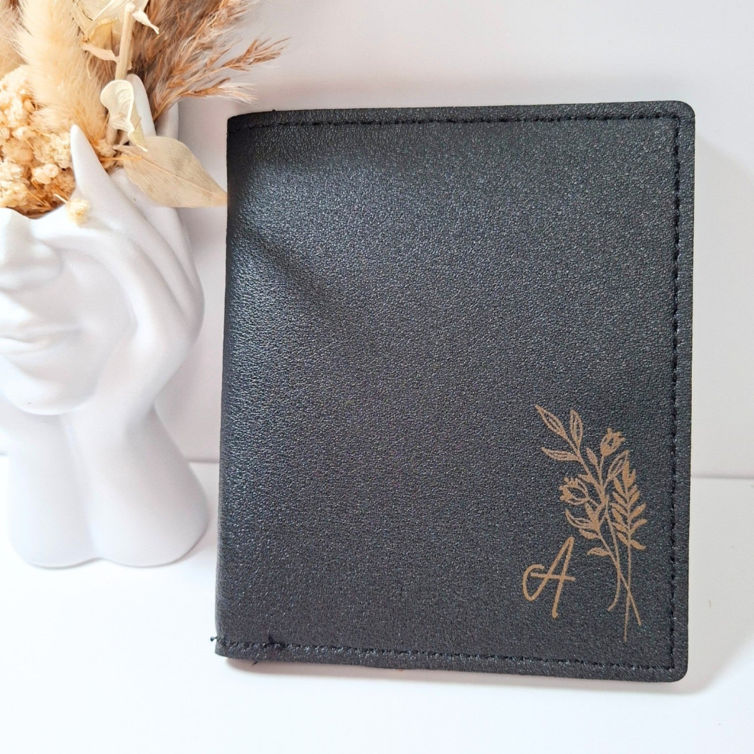 Porte-cartes noir personnalisable avec initiale dorée gravée sur simili cuir