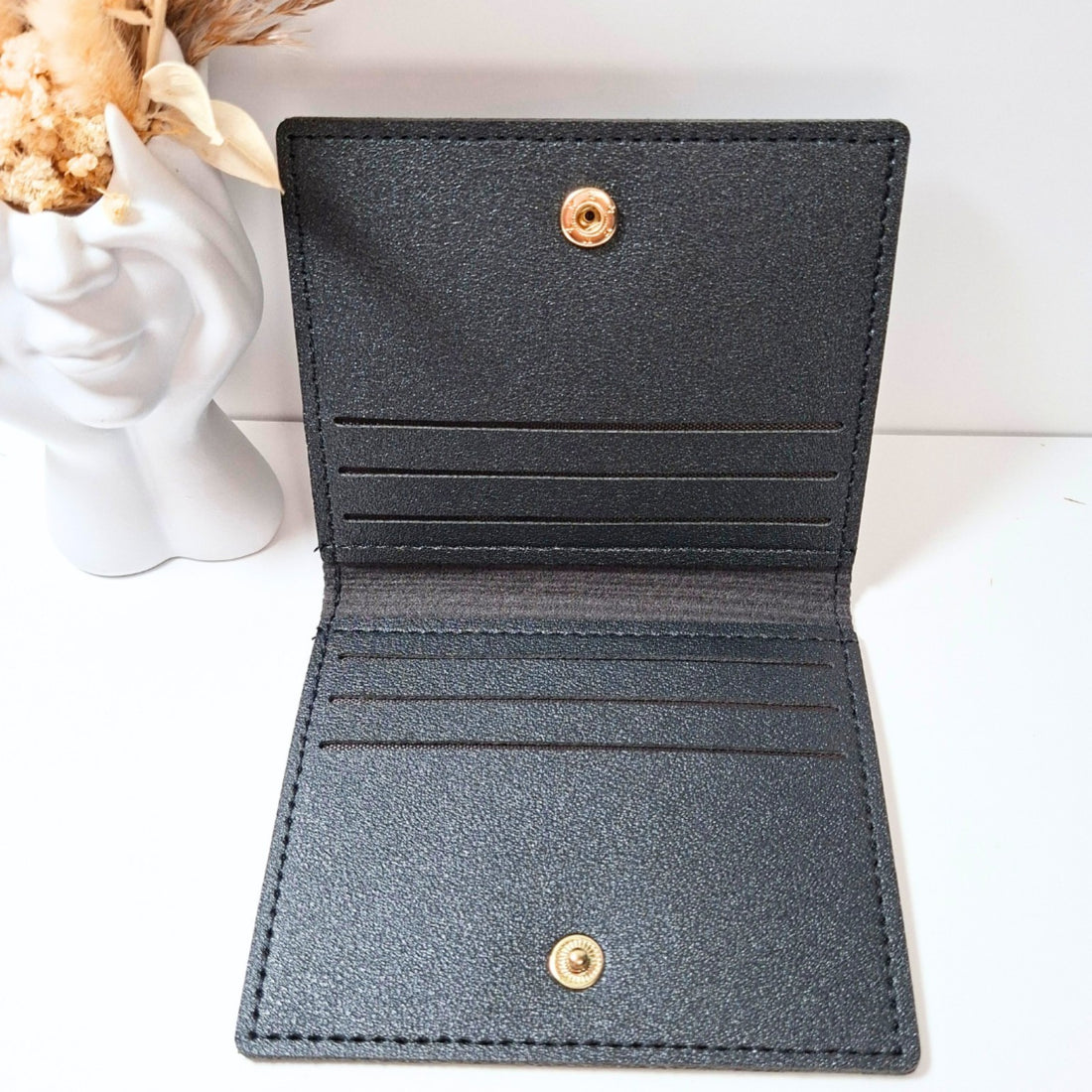 Porte-cartes noir personnalisable avec initiale dorée gravée sur simili cuir