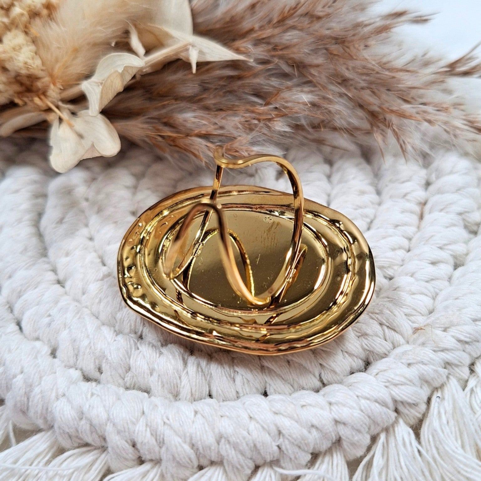 Vue arrière de la bague dorée ovale ajustable effet ambre