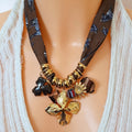 Collier foulard zèbre et breloques dorées porté sur mannequin