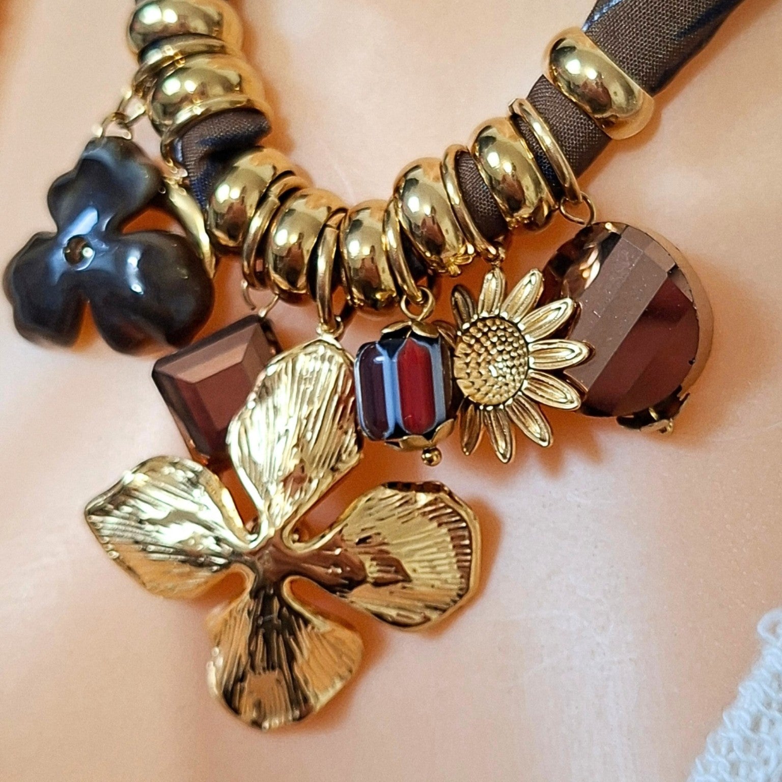 Détail du collier foulard zèbre sur fond brun