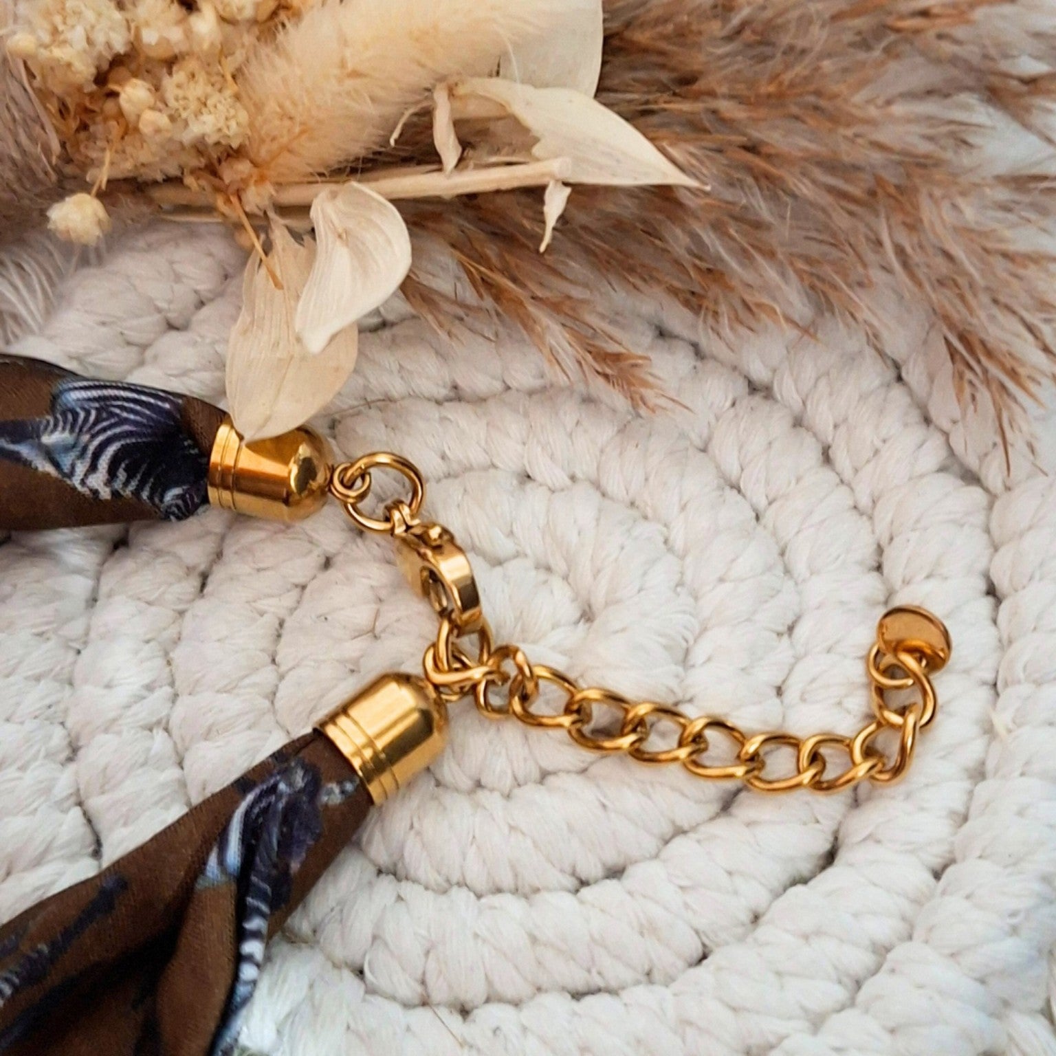 Breloques dorées et pendentifs floraux du collier foulard zèbre