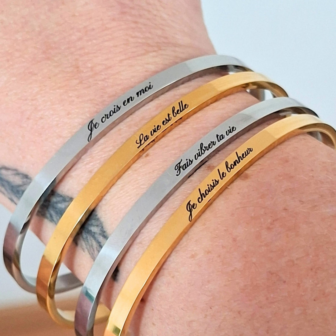 Bracelets message gravés femme en acier inoxydable doré et argenté portés au poignet