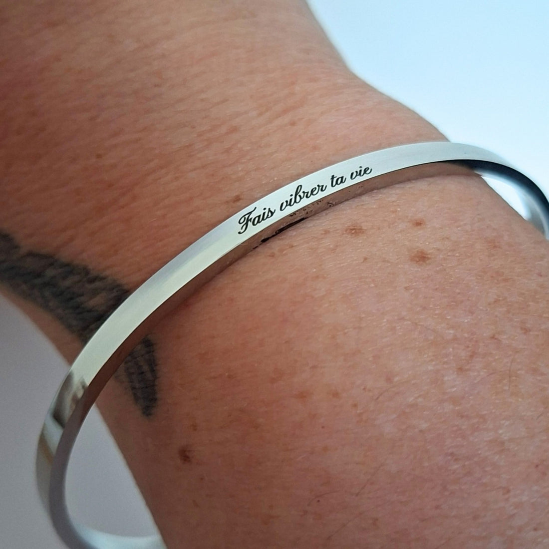 Bracelets message gravés femme en acier inoxydable doré et argenté portés au poignet