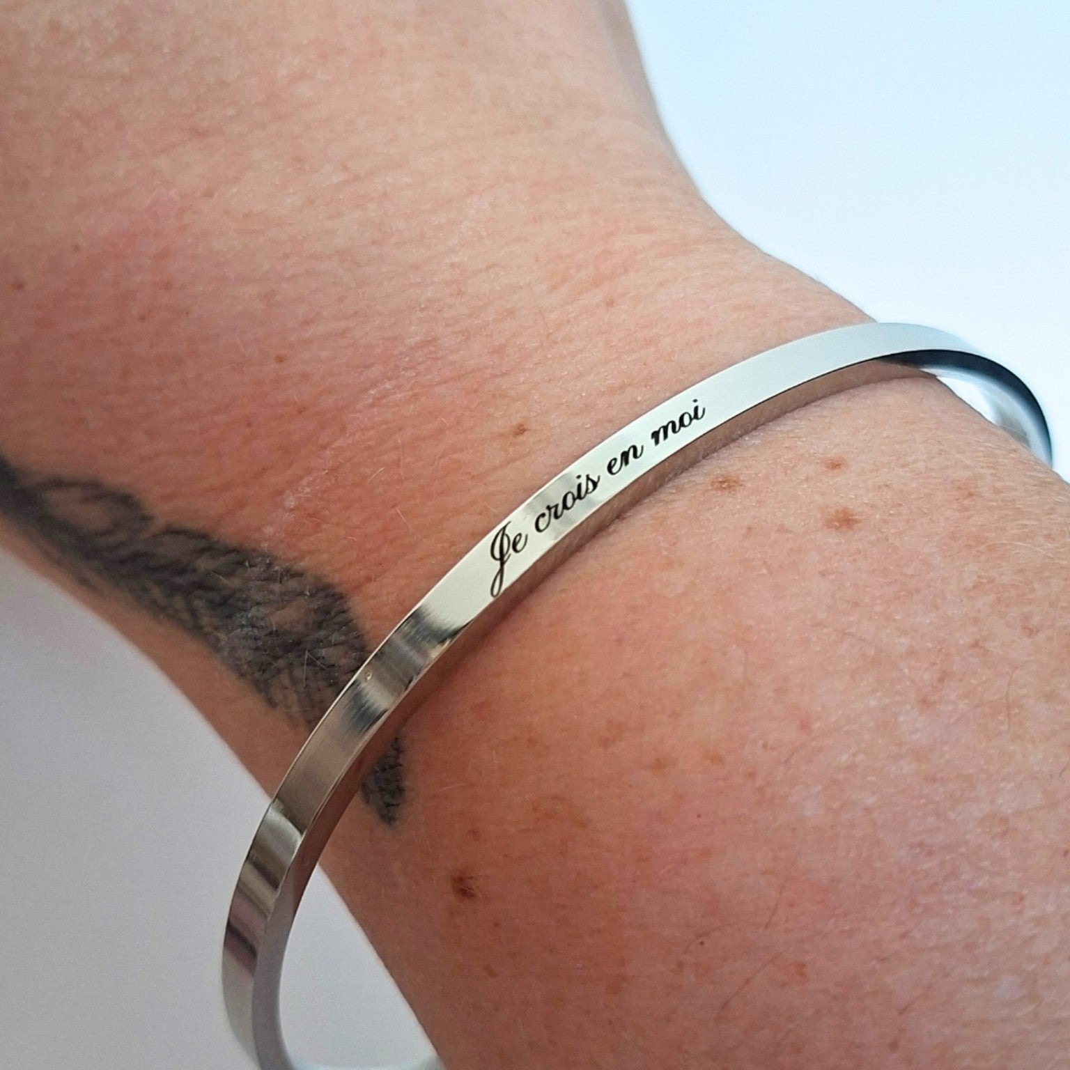 Bracelet argenté gravé Je crois en moi porté au poignet