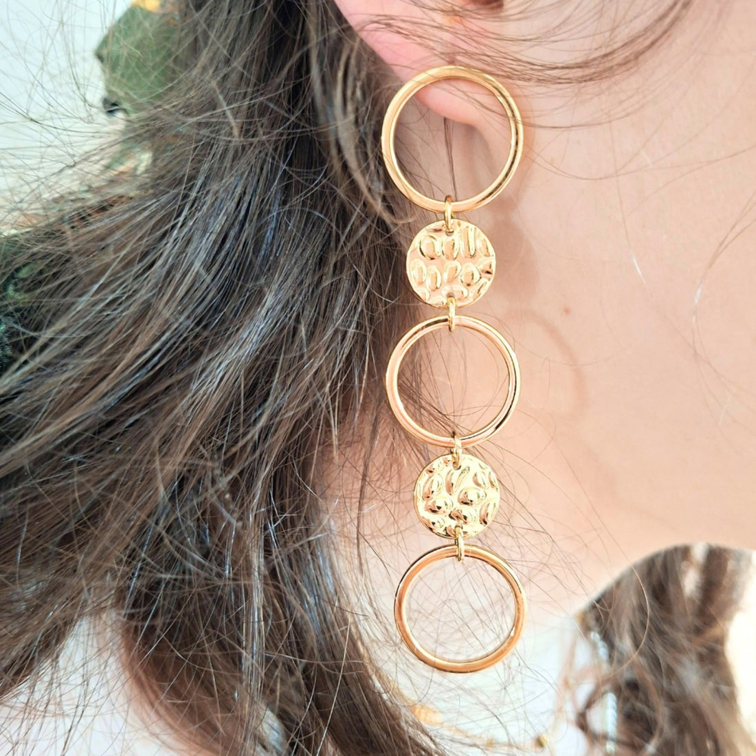 Boucles d’oreilles argentées pendantes à cercles et pastille