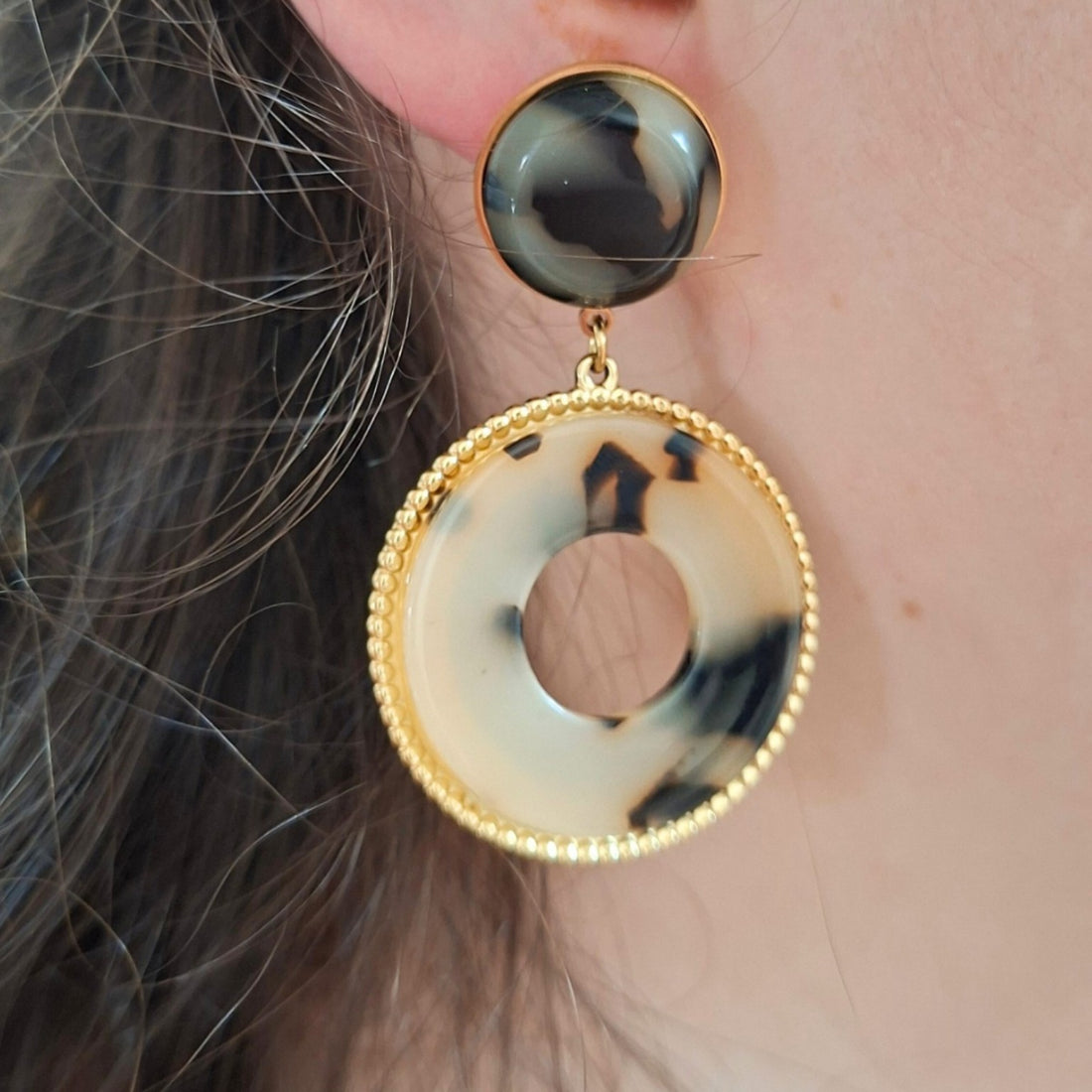 Boucles d’oreilles rondes acier inoxydable et résine marron crème