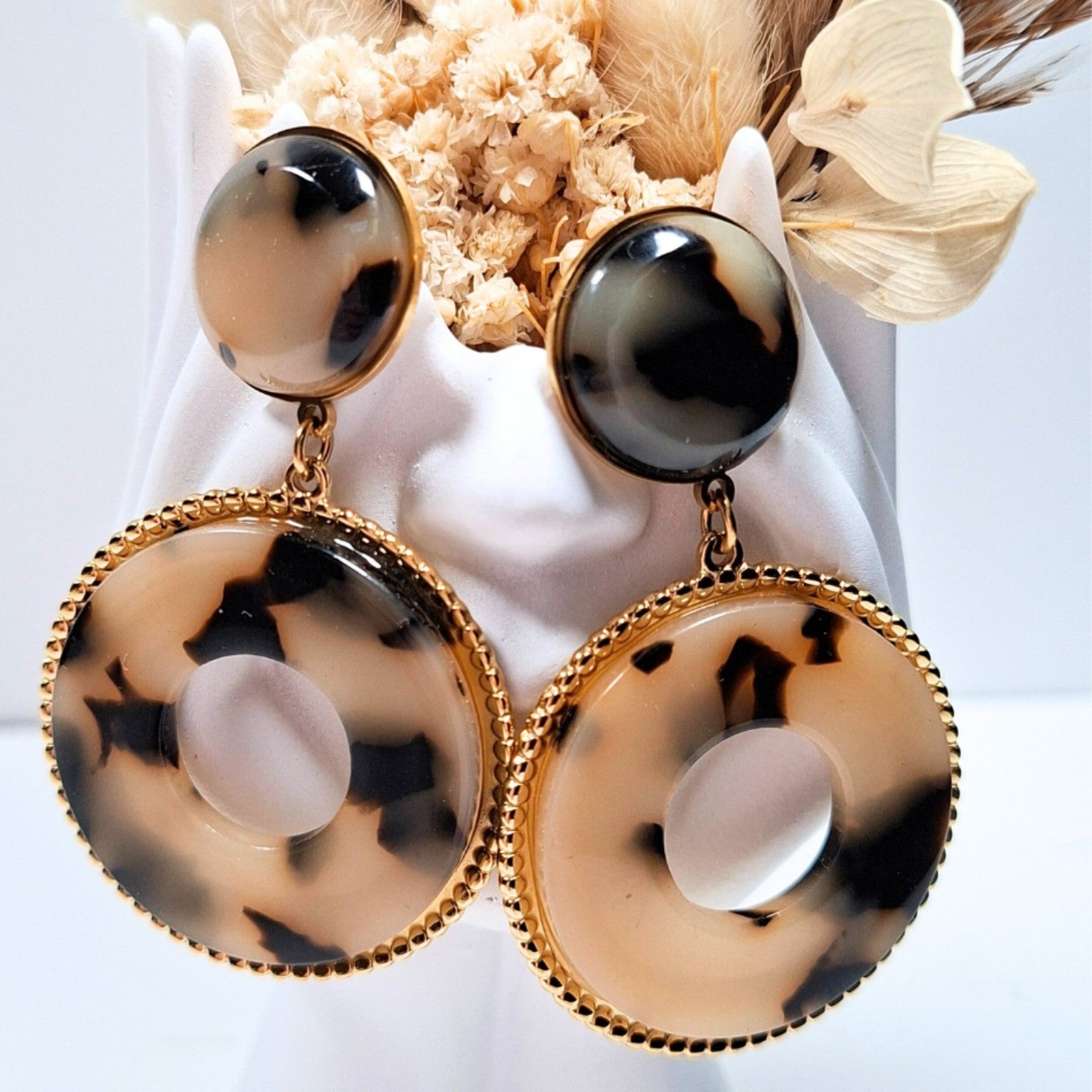 Boucles d’oreilles rondes acier inoxydable et résine marron crème