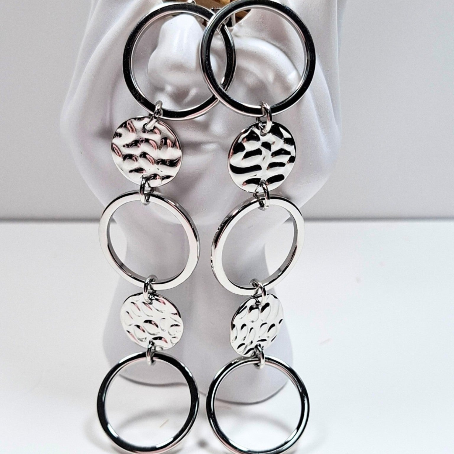 Boucles d’oreilles longues argentées à cercles martelés Belatika