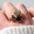 Bague trio de pierres portée au doigt lumière naturelle