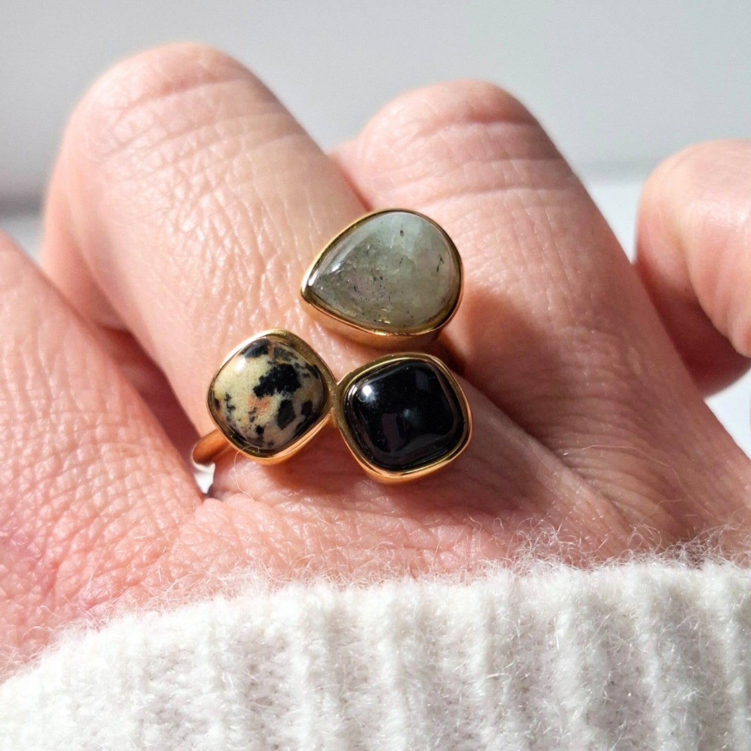 Bague trio de pierres portée au doigt lumière naturelle