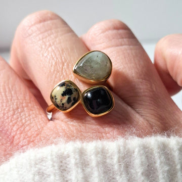 Bague trio de pierres portée au doigt lumière naturelle