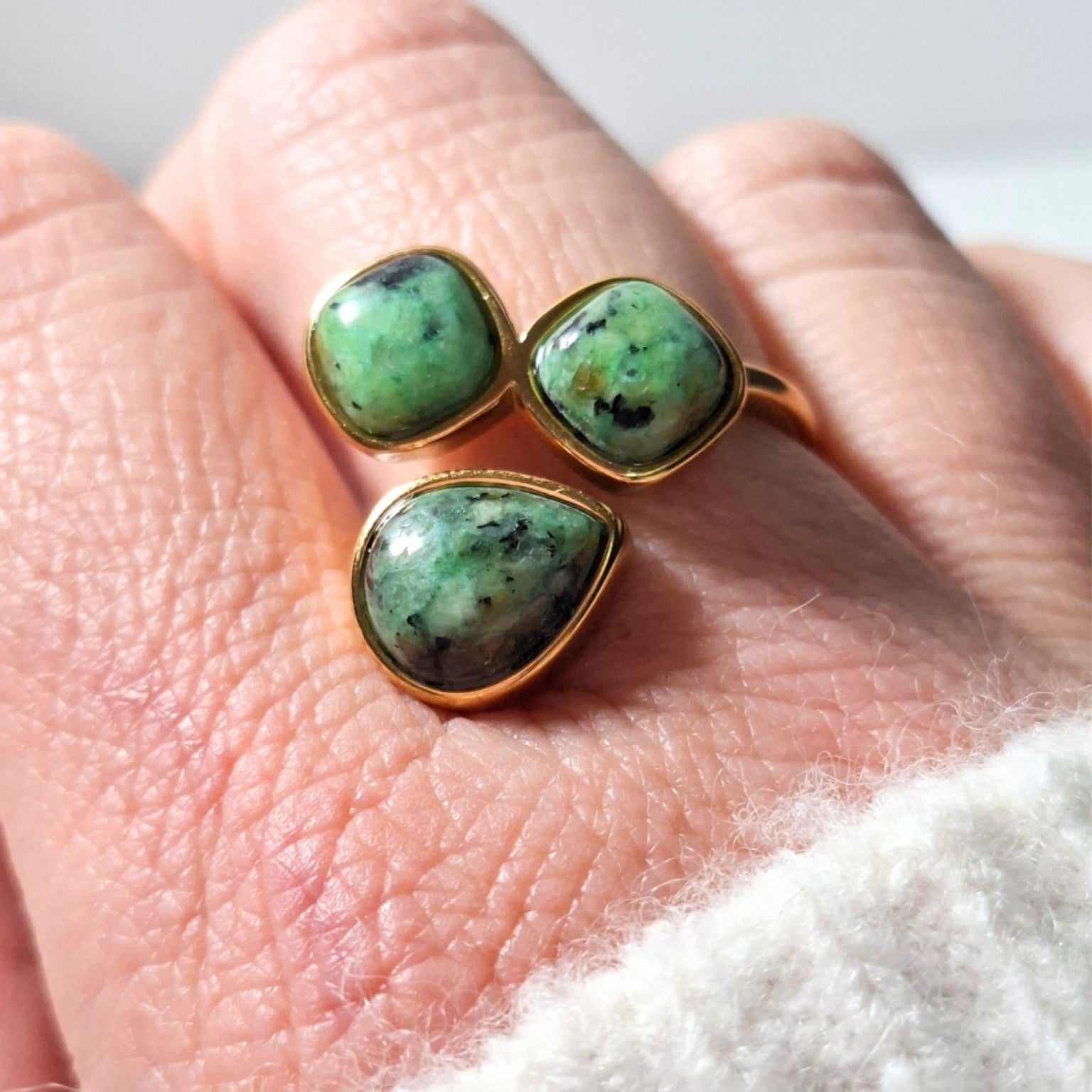 Bague ajustable avec trois cabochons pierre main féminine