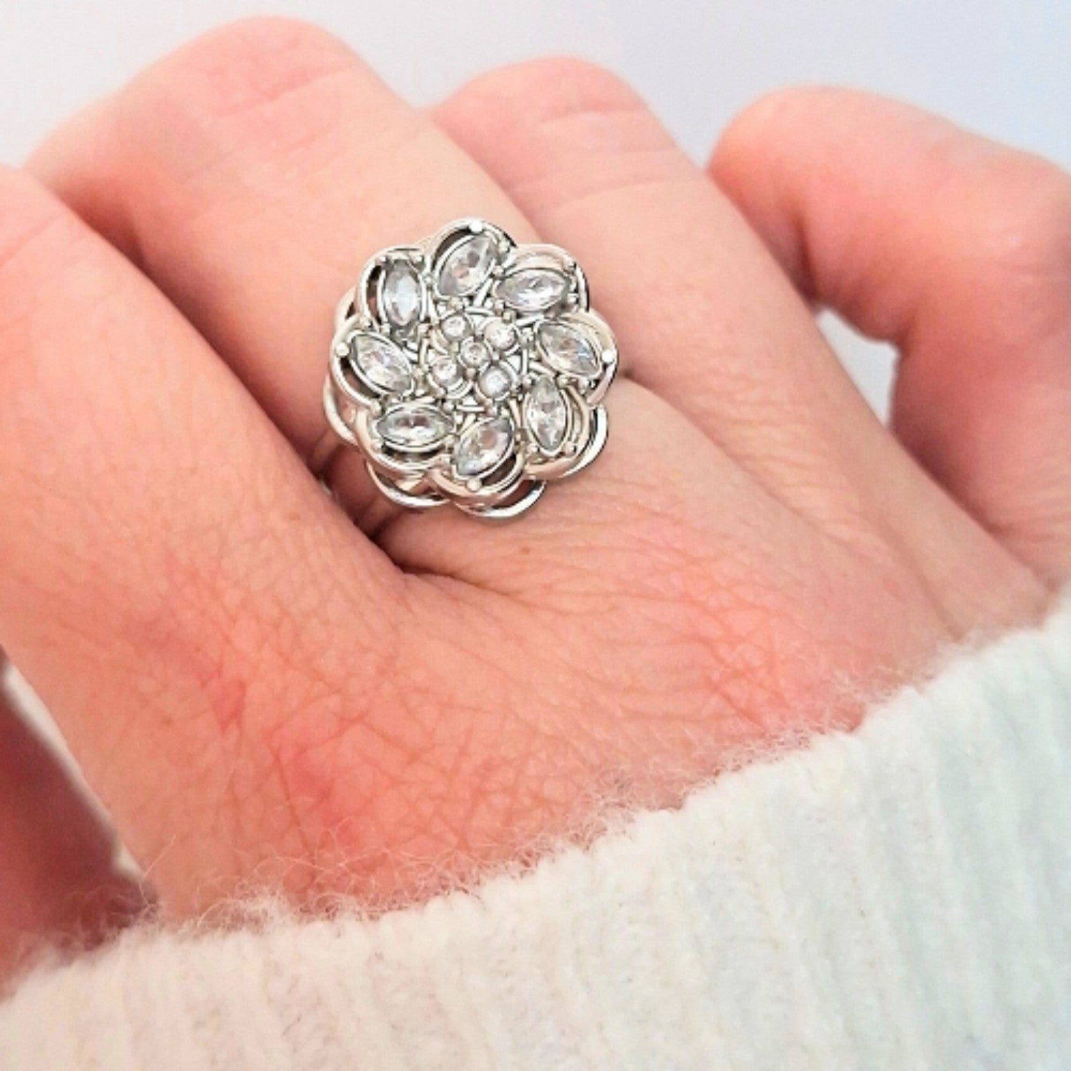 bague fleur argentée ajustable en acier inoxydable portée sur la main