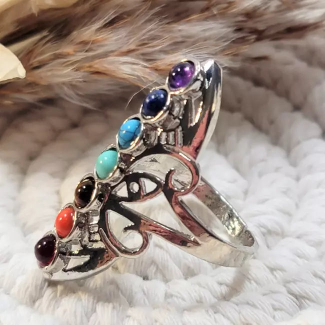 Bague argentée avec pierres colorées représentant les 7 chakras et motif œil de protection