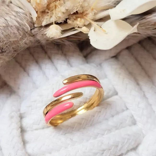 Bague ajustable rose portée sur une main