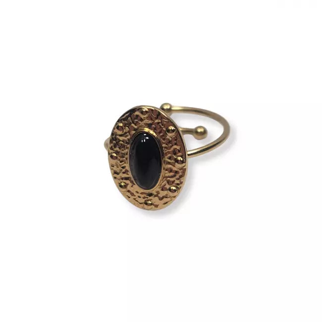 Bague ajustable dorée en acier inoxydable avec pierre noire ovale sur fond blanc