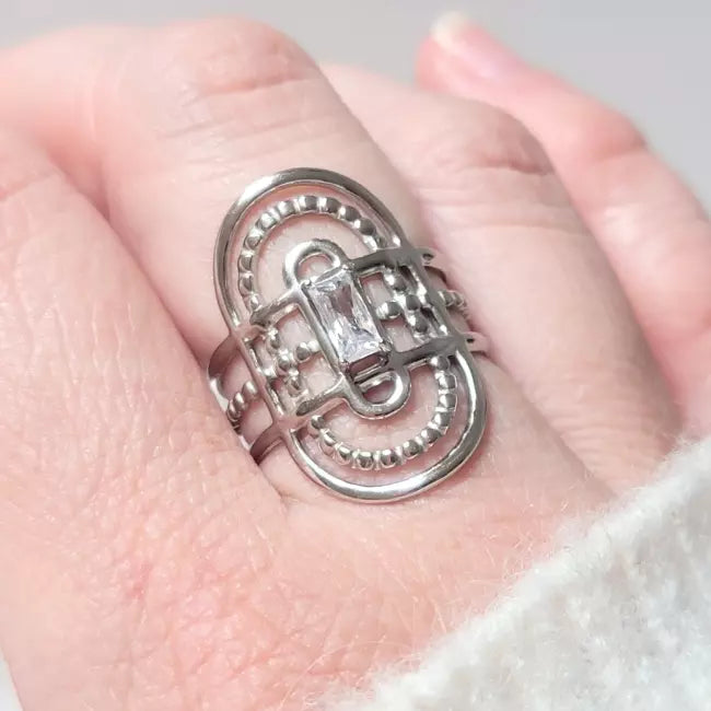 Bague argentée femme style vintage avec motif ajouré et strass rectangulaire