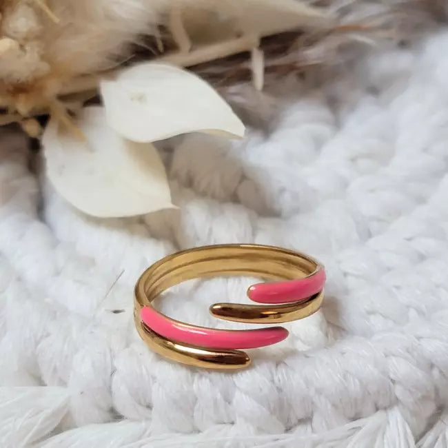 Bague moderne dorée avec détails émaillés roses