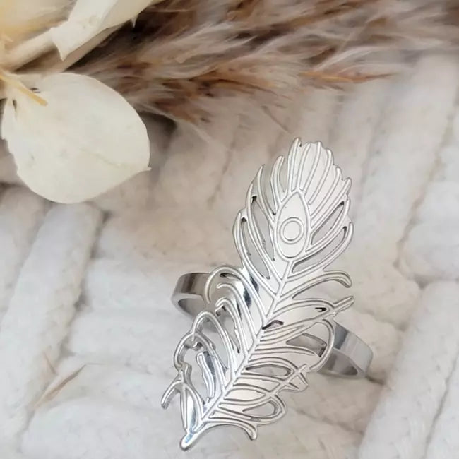 Bague plume argentée femme portée au doigt style bohème chic