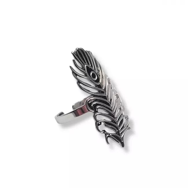 Bague plume longue argentée en acier inoxydable sur fond blanc