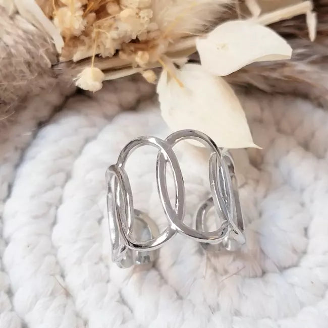 Bague argentée ajustable en acier inoxydable design maillons elliptiques portée au doigt