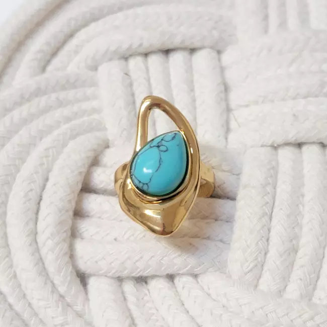 Bague ajustable femme en acier inoxydable doré et pierre turquoise bleue portée