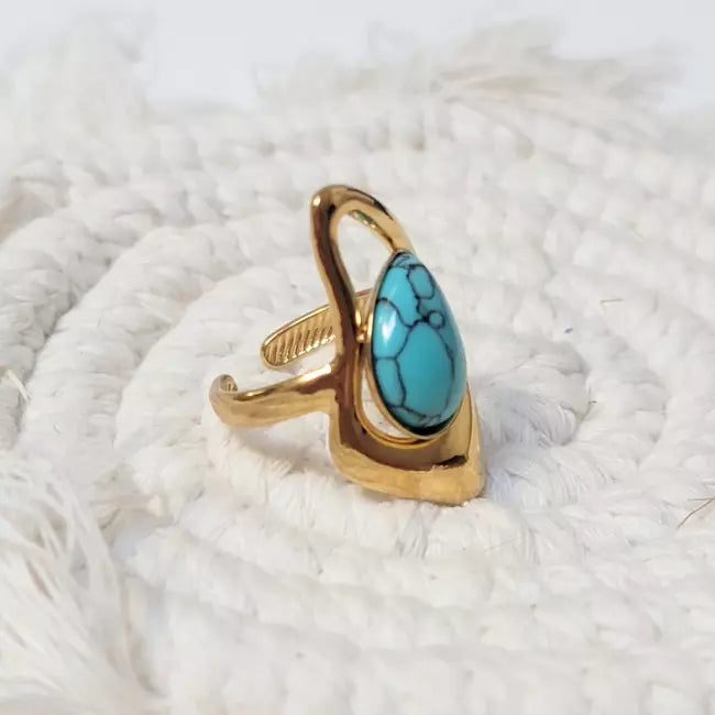 Bague femme dorée design moderne avec pierre turquoise bleue