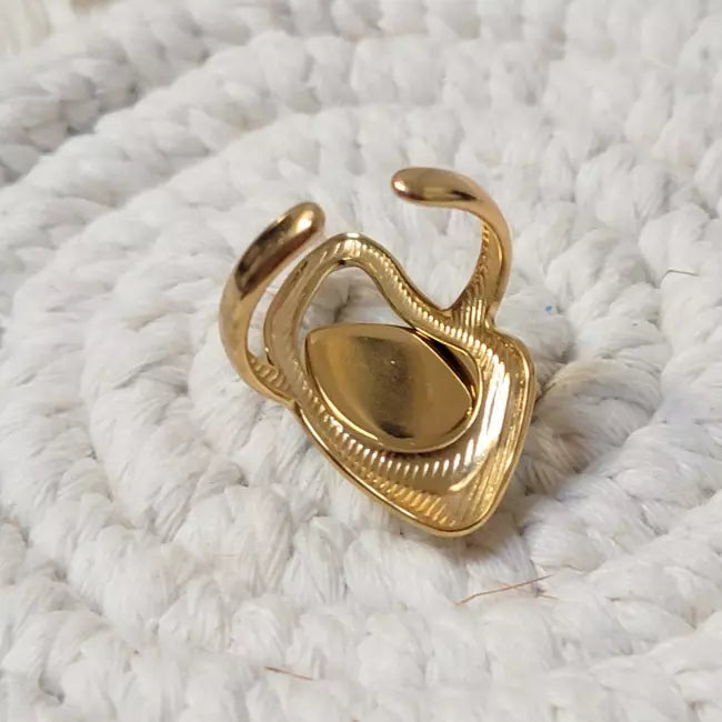 Vue arrière bague dorée ajustable femme avec pierre turquoise