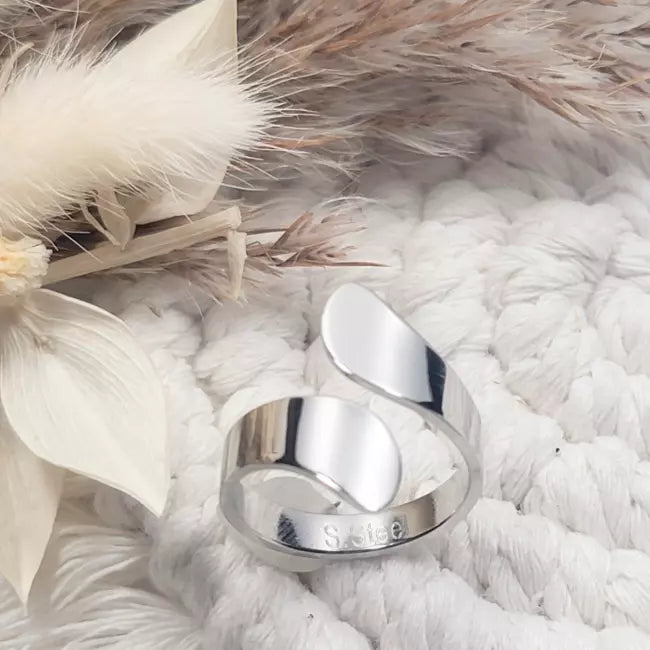 Bague ajustable argentée en acier inoxydable, design minimaliste ouvert, portée au doigt d’une femme