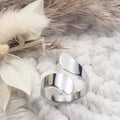 Bague argentée ajustable en acier inoxydable, vue lifestyle avec fleurs séchées, style minimaliste