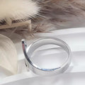 Bague ouverte argentée en acier inoxydable, vue arrière montrant l’ouverture et la largeur de l’anneau