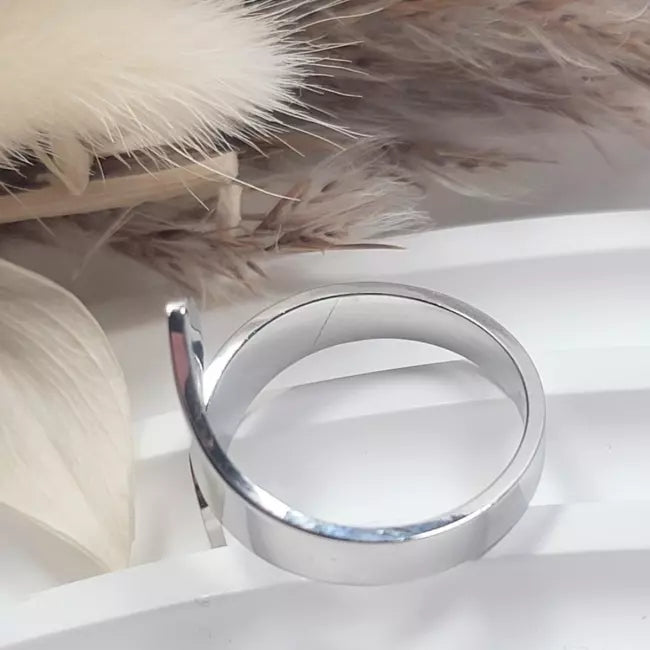 Bague ouverte argentée en acier inoxydable, vue arrière montrant l’ouverture et la largeur de l’anneau